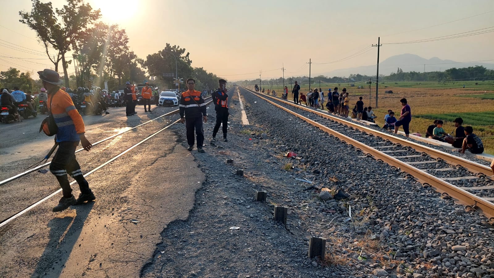 KA Logawa Tertemper Truk di Perlintasan JPL 103 Bagor–Saradan, Sejumlah Perjalanan Kereta Api Terganggu